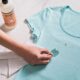 10 طرق فعالة لإزالة بقع الزيت من الملابس الملونة
