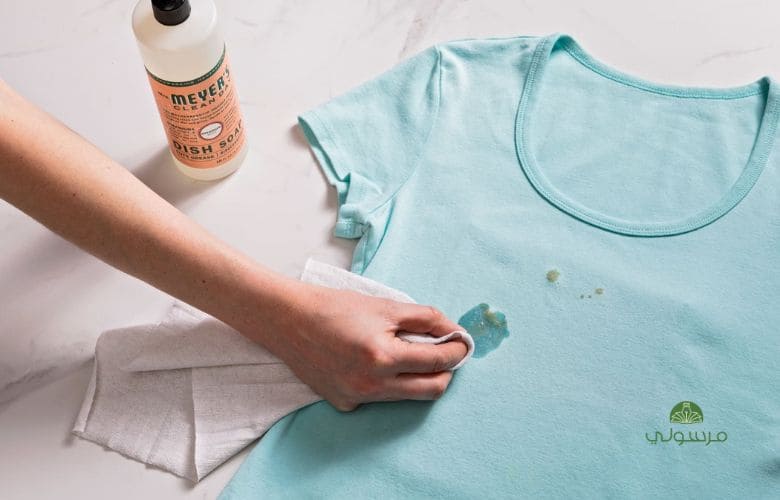 10 طرق فعالة لإزالة بقع الزيت من الملابس الملونة