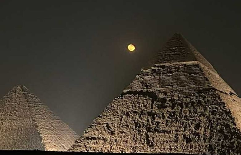 اين توجد الاهرامات في مصر
